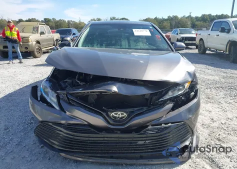 2020 Toyota Camry Le z USA, uszkodzony, nr VIN 4T1C11AK3LU983751